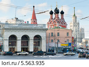 Вид на здание станции метро "Таганская", церковь Николая Чудотворца на Болвановке и Сталинскую высотку на Котельнической набережной. Москва (2014 год). Редакционное фото, фотограф E. O. / Фотобанк Лори