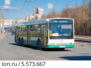 Трехосный автобус марки Волжанин-6270.06 "СитиРитм-15" на проспекте Косыгина в Санкт-Петербурге (2013 год). Редакционное фото, фотограф Сергей Дубров / Фотобанк Лори