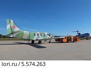Международный авиационно-космический салон МАКС-2013. Буксировка легкого многоцелевого двухмоторного турбовинтового самолета Рысачок ООО Техноавиа. Редакционное фото, фотограф Игорь Долгов / Фотобанк Лори
