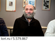 Основатель пикториальной фотографии Георгий Мстиславович Колосов на круглом столе, посвященном православной фотографии, в "Фотоцентре" на Гоголевском бульваре (2014 год). Редакционное фото, фотограф Николай Винокуров / Фотобанк Лори