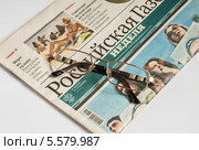 Очки лежат на "Российской газете" (2014 год). Редакционное фото, фотограф Игорь Низов / Фотобанк Лори