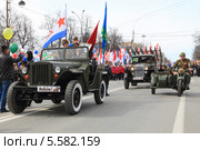 Победа на советском военном автомобиле ГАЗ-67. Тюмень (2013 год). Редакционное фото, фотограф Анатолий Матвейчук / Фотобанк Лори
