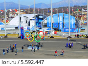 Люди на Medals Plaza в Олимпийском парке за несколько часов до церемонии открытия Олимпийских игр 2014 года. Редакционное фото, фотограф Анна Мартынова / Фотобанк Лори