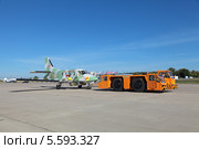 Международный авиационно-космический салон МАКС-2013. Буксировка легкого многоцелевого двухмоторного турбовинтового самолета Рысачок ООО Техноавиа. Редакционное фото, фотограф Игорь Долгов / Фотобанк Лори