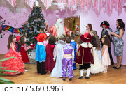 Дед Мороз рассказывает сказку детям (2013 год). Редакционное фото, фотограф Кекяляйнен Андрей / Фотобанк Лори