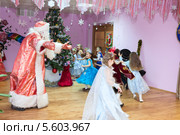 Дед Мороз ловит ребятишек на сцене (2013 год). Редакционное фото, фотограф Кекяляйнен Андрей / Фотобанк Лори