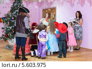 Новогодняя сценка с карнавальными костюмами, детский сад (2013 год). Редакционное фото, фотограф Кекяляйнен Андрей / Фотобанк Лори