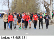 Физрук и его команда 9 мая 2013 года. Тюмень. Редакционное фото, фотограф Анатолий Матвейчук / Фотобанк Лори