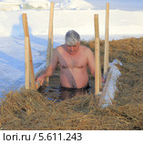 Седой мужчина готов к окунанию в ледяную иордань. Стоковое фото, фотограф Анатолий Матвейчук / Фотобанк Лори