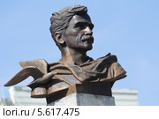 Александр Грин, памятник в городе Кирове (2013 год). Редакционное фото, фотограф Михаил Смирнов / Фотобанк Лори