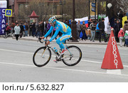 Велогонщик на повороте (2013 год). Редакционное фото, фотограф Анатолий Матвейчук / Фотобанк Лори