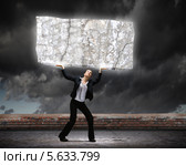 Концепция непосильной работы. Бизнес-леди с большим тяжелым камнем в руках. Стоковое фото, фотограф Sergey Nivens / Фотобанк Лори