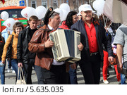 Баянист на демонстрации 9 мая 2013 года. Тюмень. Редакционное фото, фотограф Анатолий Матвейчук / Фотобанк Лори