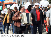 На демонстрацию - с баяном (2013 год). Редакционное фото, фотограф Анатолий Матвейчук / Фотобанк Лори