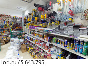 Лакокрасочные  изделия в магазине (2014 год). Редакционное фото, фотограф Володина Ольга / Фотобанк Лори