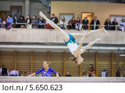 Спортивная гимнастика, девушка выполняет упражнения на бревне (2012 год). Редакционное фото, фотограф Losevsky Pavel / Фотобанк Лори