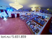 Зрители с Золотом зале Surikov Hall (2013 год). Редакционное фото, фотограф Losevsky Pavel / Фотобанк Лори