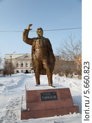 Памятник Сергею Мироновичу Кирову в Ачинске. Красноярский край (2014 год). Редакционное фото, фотограф Валерий Акулич / Фотобанк Лори