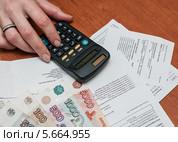 Квитанции на коммунальные услуги деньги и калькулятор (2014 год). Редакционное фото, фотограф Игорь Низов / Фотобанк Лори