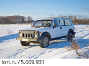 Легковой автомобиль ВАЗ-2129 "Кедр" зимой (2013 год). Редакционное фото, фотограф Елена Коромыслова / Фотобанк Лори