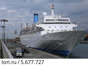 Океанский лайнер Thomson Spirit с туристами в Имеретинском порту во время олимпиады , Сочи (2014 год). Редакционное фото, фотограф Алексей Гусев / Фотобанк Лори