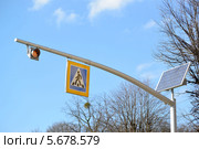 Система импульсной индикации на базе светофора на солнечной батарее Solar Traffic Light и дорожный знак "Пешеходный переход" Стоковое фото, фотограф Ирина Борсученко / Фотобанк Лори