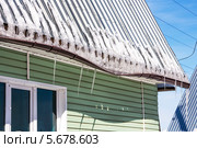 Прогнувшийся водосток под тяжестью таящего снега. Стоковое фото, фотограф Евгений Мухортов / Фотобанк Лори