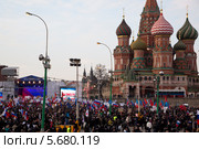Люди участвуют в многотысячном митинге-концерте на Васильевском спуске в поддержку референдума о вхождении Крыма в состав России (2014 год). Редакционное фото, фотограф Николай Винокуров / Фотобанк Лори