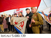 Люди участвуют в многотысячном митинге-концерте на Васильевском спуске в поддержку референдума вхождения Крыма в состав России (2014 год). Редакционное фото, фотограф Николай Винокуров / Фотобанк Лори