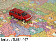 Красный игрушечный автомобиль на карте России с кодами регионов (субъектов РФ) (2014 год). Редакционное фото, фотограф Юлия Ухина / Фотобанк Лори