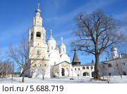 Соборная колокольня с церковью Алексия (1644—1656 г.) и Спасский собор. Спасо-Прилуцкого Димитриева епархиального мужского монастыря в Вологде (село Прилуки) (2014 год). Стоковое фото, фотограф Овчинникова Ирина / Фотобанк Лори