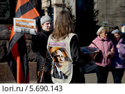 Мужчина держит раздает газету "За суверенитет!" около входа на митинг в поддержку русских на Украине на Тверской улице города Москвы 10 марта 2014. Редакционное фото, фотограф Николай Винокуров / Фотобанк Лори