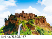 Древний город крепость Bagnoregio на скале, Италия (2013 год). Стоковое фото, фотограф Сергей Новиков / Фотобанк Лори
