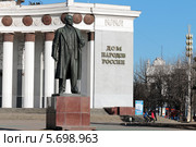 Памятник В.И.Ленину. ВВЦ. Москва (2014 год). Редакционное фото, фотограф Николай Голиков / Фотобанк Лори