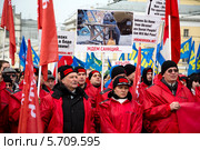 Активисты движения "Суть времени" держат плакат "Ждем санкций" на митинге "В поддержку Крыма и против фашизма" на площади Революции города Москвы 15 марта 2014. Редакционное фото, фотограф Николай Винокуров / Фотобанк Лори