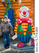 Маленький мальчик стоит рядом с большим надувным клоуном (2014 год). Редакционное фото, фотограф Игорь Низов / Фотобанк Лори