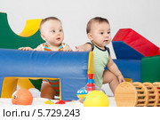 Два ребенка в игровом комплексе. Стоковое фото, фотограф Losevsky Pavel / Фотобанк Лори
