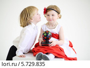 Маленький мальчик тянется, чтобы поцеловать девочку с лампой в руках. Стоковое фото, фотограф Losevsky Pavel / Фотобанк Лори