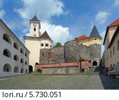 Внутренний двор замка Паланок в Мукачево, Закарпатье, Украина (2011 год). Редакционное фото, фотограф Михаил Марковский / Фотобанк Лори