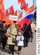 Митинг в поддержку жителей Крыма. Женщина держит табличку с надписью "Молодцы Крымчане", ребенок с российским триколором (2014 год). Редакционное фото, фотограф Артём Крылов / Фотобанк Лори