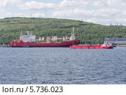 Судно-снабженец серии СА-15 "Юрий Аршеневский" и нефтеналивное судно "Бирте Терези" (2013 год). Редакционное фото, фотограф Алексей Шматков / Фотобанк Лори