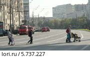 Пешеходы с детьми переходят Садовое кольцо (2013 год). Редакционное видео, видеограф Овсеенко Надежда / Фотобанк Лори