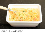 Миска с лапшой быстрого приготовления на темном фоне. Стоковое фото, фотограф Яна Королёва / Фотобанк Лори