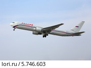 Самолет Rossiya - Russian Airlines (бывшая ГТК) Boeing 767-3Q8(ER)(бортовой номер EI-DZH ) взлетает из аэропорта Адлер (2014 год). Редакционное фото, фотограф Алексей Гусев / Фотобанк Лори