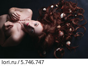 Красивая, сексуальная, чувственная девушка с кудрявыми, блестящими волосами в морском стиле. Стоковое фото, фотограф Евгения Семенова / Фотобанк Лори