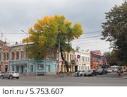 Владикавказ, историческая часть города, угол улиц Кирова и Маркуса, пешеходы переходят дорогу по пешеходному переходу (2013 год). Редакционное фото, фотограф Ирина Водяник / Фотобанк Лори