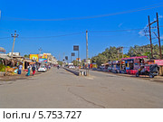 Главная улица города Сомнатх, штат Гуджарат (2014 год). Редакционное фото, фотограф Вячеслав Беляев / Фотобанк Лори