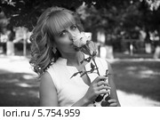 Девушка в белом платье  с розой на улице. Стоковое фото, фотограф Светлана Голубкова / Фотобанк Лори