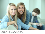 портрет радостных студенток. Стоковое фото, фотограф Phovoir Images / Фотобанк Лори
