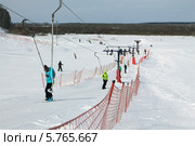 Бугельный подъемник огорожен красной сеткой (2013 год). Стоковое фото, фотограф Анатолий Матвейчук / Фотобанк Лори